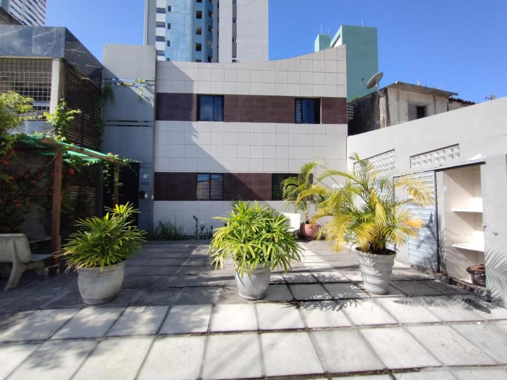 un patio con macetas frente a un edificio en Studio Boa Viagem, en Recife