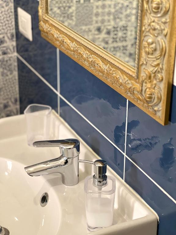 A bathroom at Vico Longo 25 - Ensuit flat in the heart of Naples