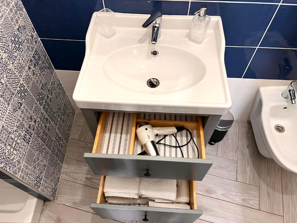 A bathroom at Vico Longo 25 - Ensuit flat in the heart of Naples