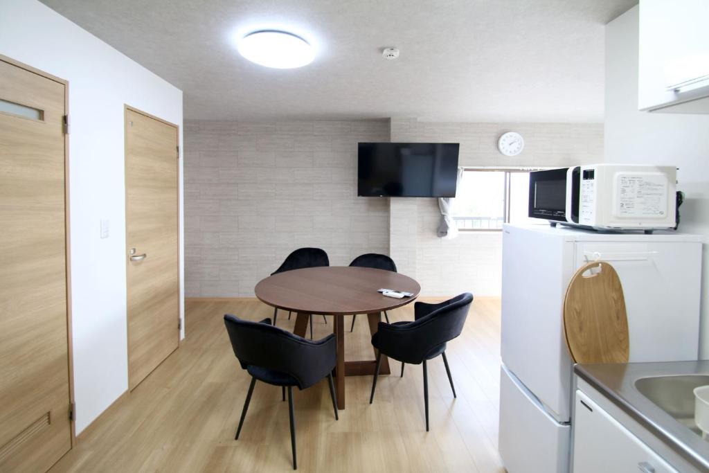 熊本市にあるKumamoto - Apartment - Vacation STAY 22588vのキッチン、ダイニングルーム(テーブル、椅子付)