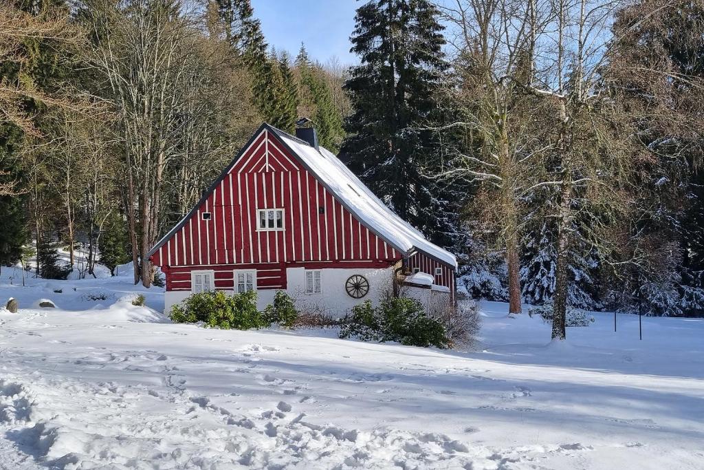 ENJOYHARRACHOV - Atraktivní klidný klimatizovaný apartmán 20 v centru Harrachova s parkováním, Wifi-WLAN, SAT, herní konzolí, Ipad, Netflix zdarma, možností dobíjení auta, výhledem do zahrady a na romantický kostelík v zimě