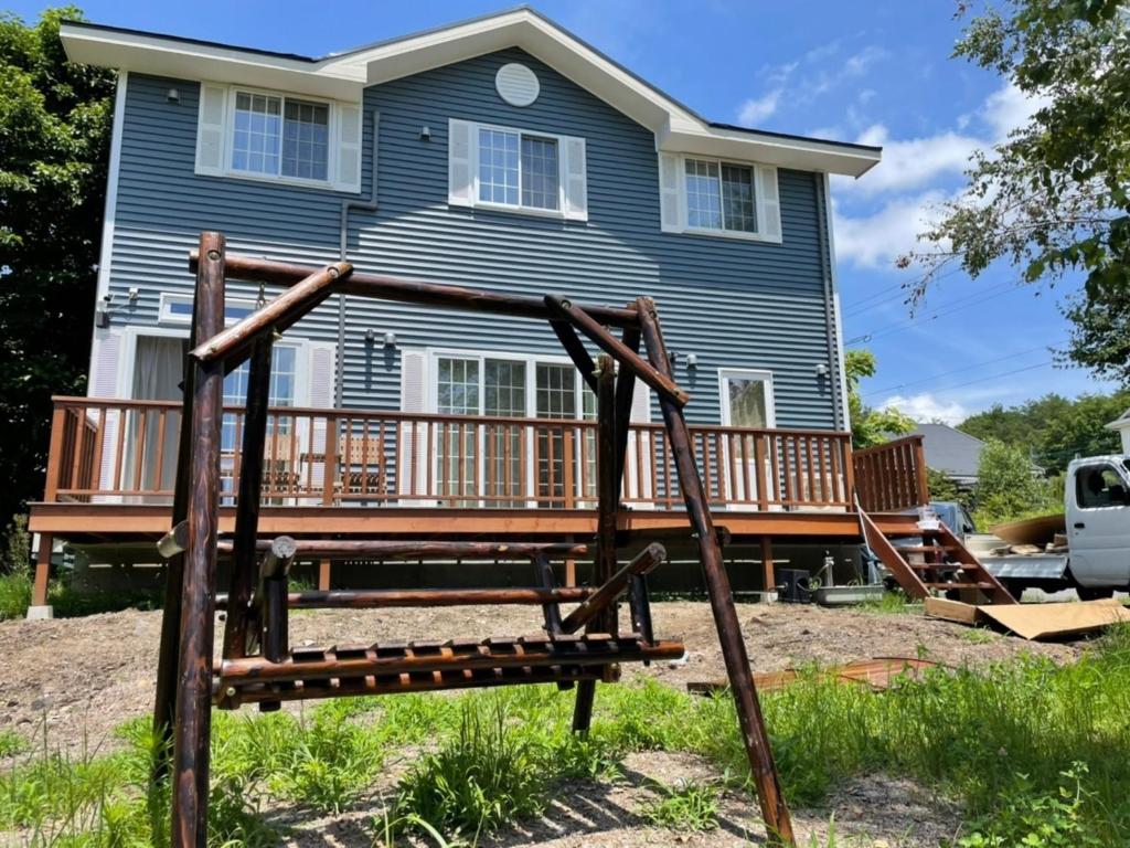 una casa con un parque infantil delante en Polar House Asama Terrace - Vacation STAY 30335v, en Oiwake