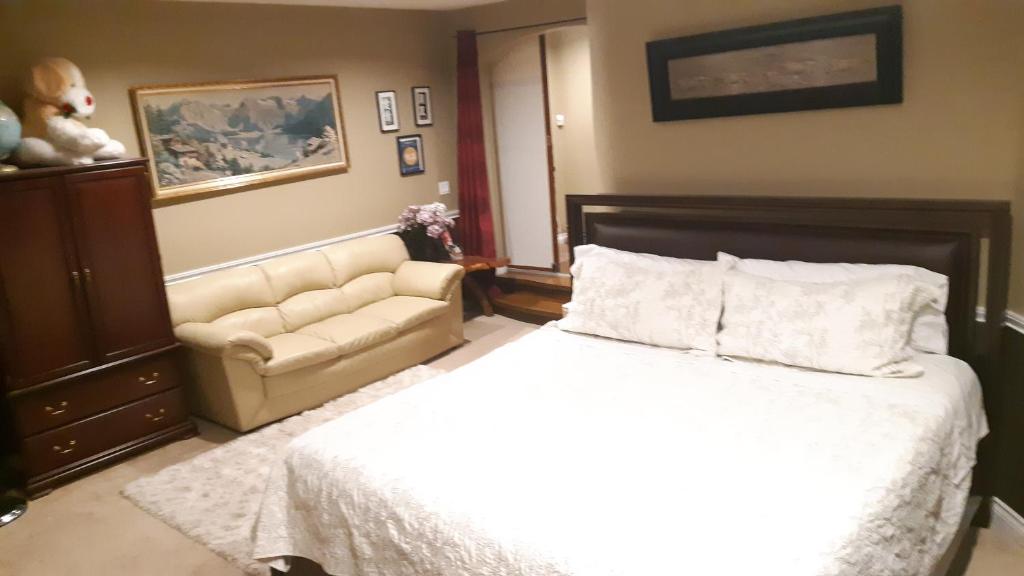Postel nebo postele na pokoji v ubytování LakeView House with 4 rooms Kelowna near downtown & Knox Moutain