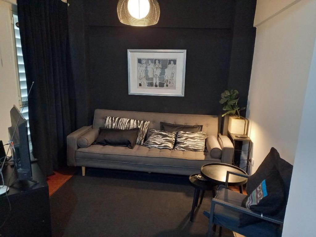 sala de estar con sofá en una habitación en Mi lugarcito en La Rioja