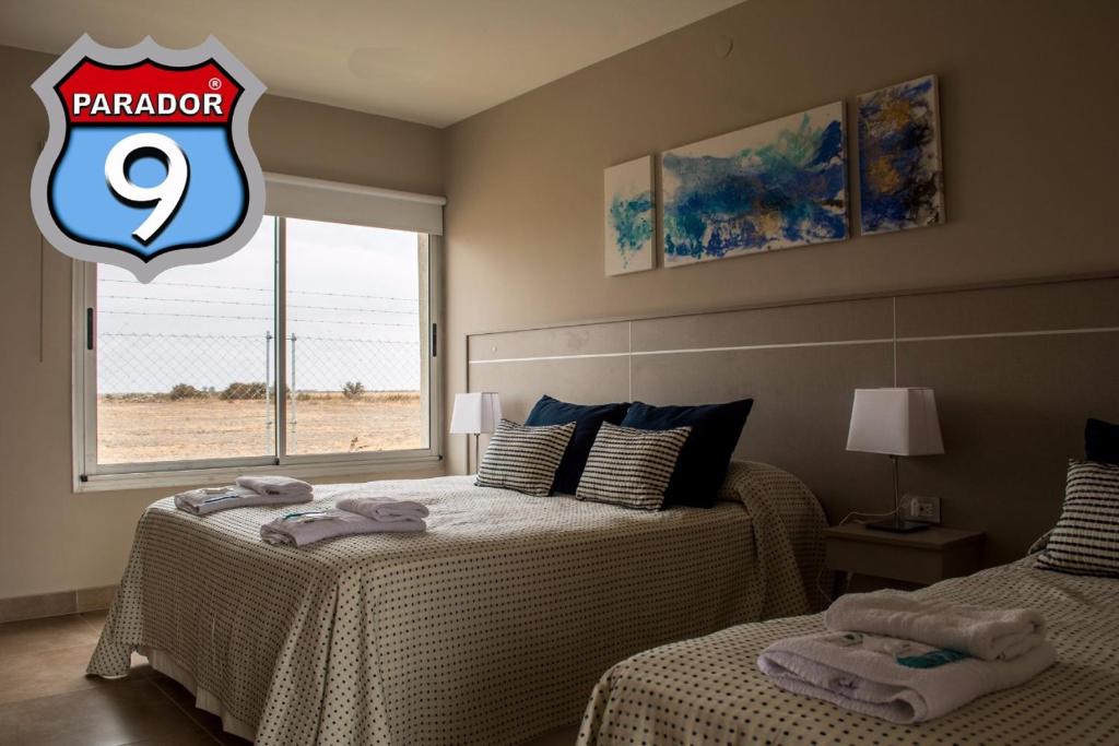 Las MojarrasにあるHOTEL PARADOR 9のタオルが敷かれたベッドが2つある寝室