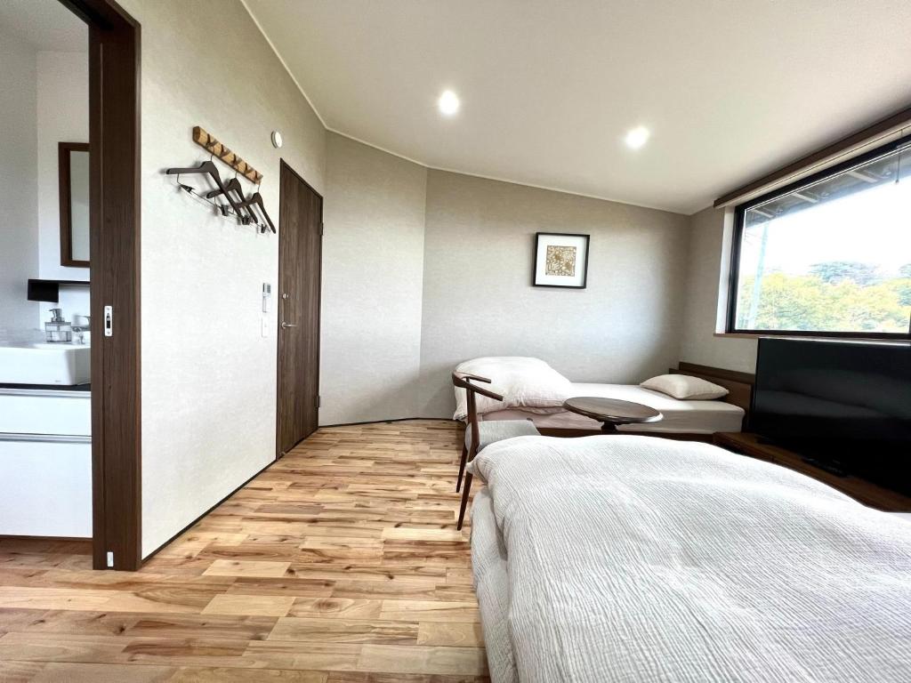 een kamer met 2 bedden en een televisie. bij Open House Sakurasakura - Kamakurayama - - Vacation STAY 14043 in Kamakura