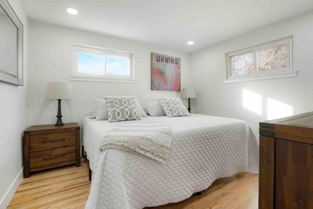 Sleeps 16 - 15 min/Downtown, 10 min/Medical Center - Maison De Cinq Chambres