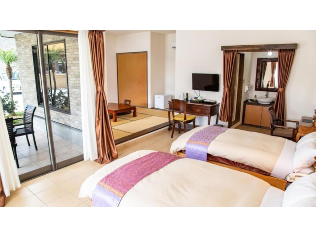 Habitación de hotel con 2 camas y balcón en Hachijojima Hotel Resort Sea Pillows - Vacation STAY 53304v, en Mitsune