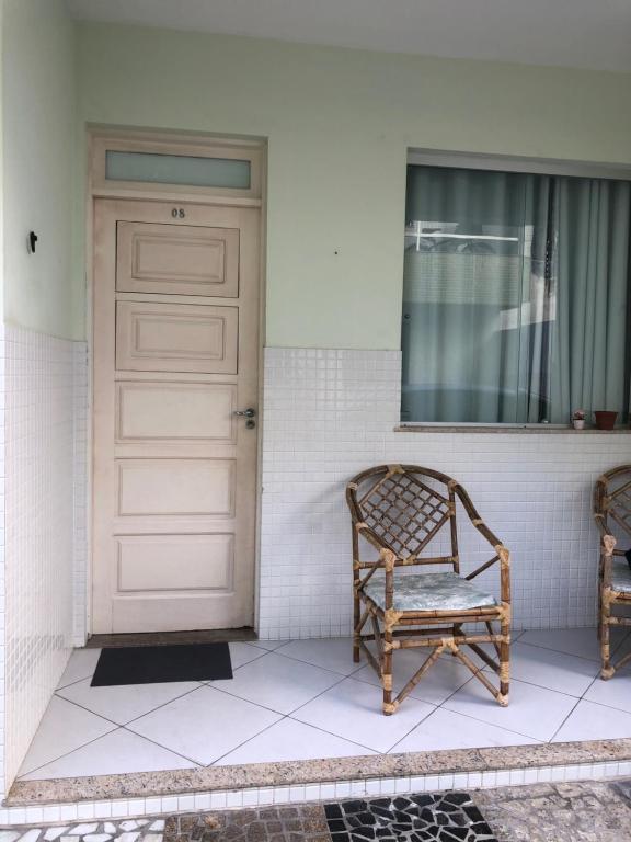 una silla sentada frente a una puerta en Ape Atalaia, en Aracaju
