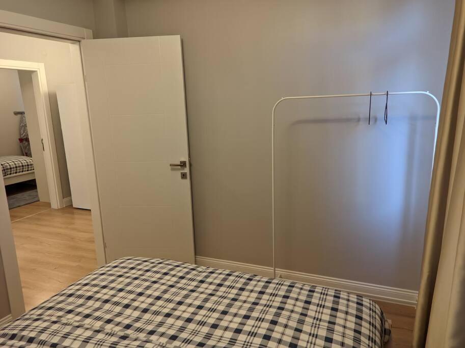 1 dormitorio con 1 cama con manta a cuadros en Cosy, central apartment in Fatih !, en Estambul