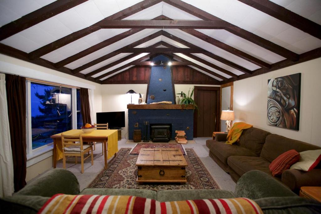 Posezení v ubytování Halfmoon Haven Beach Cottage or Oceanview Suite