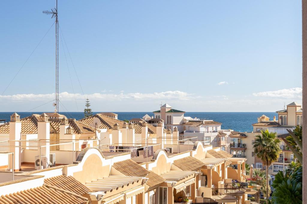 uitzicht op een stad met huizen en de oceaan bij Piso Peñoncillo in Torrox