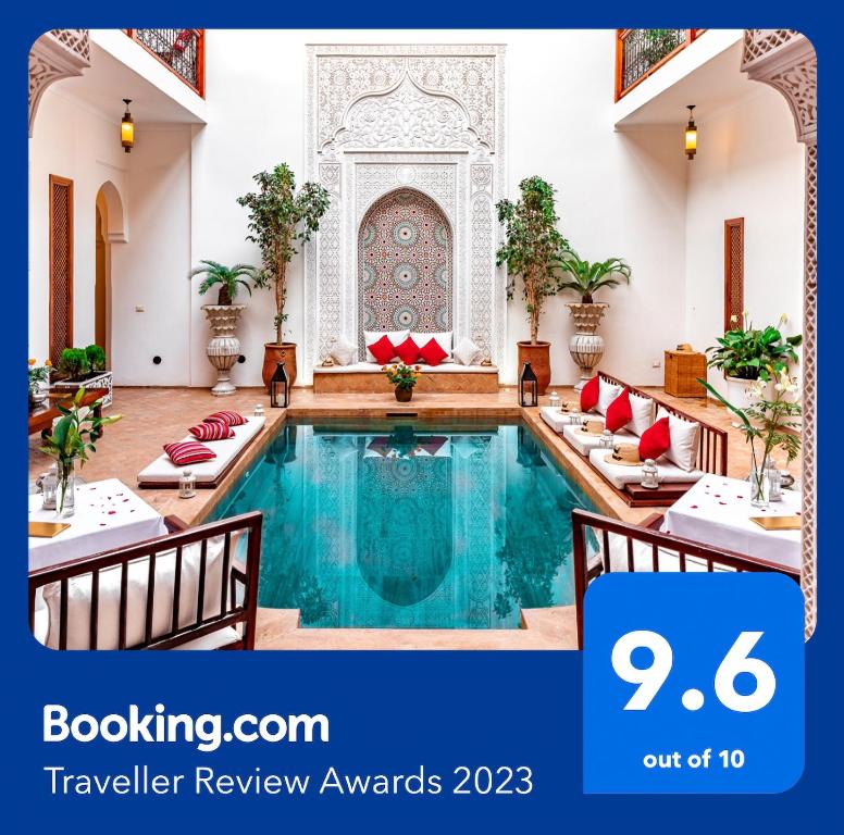 eine Villa mit einem Pool in einem Hotel in der Unterkunft Riad Luciano Hotel and Spa in Marrakesch