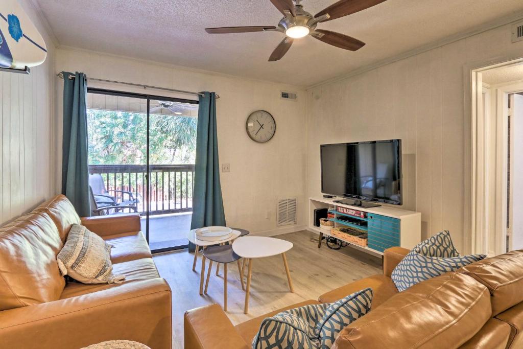 Μια τηλεόραση ή/και κέντρο ψυχαγωγίας στο Hilton Head Condo with Covered Balcony and Pool Access
