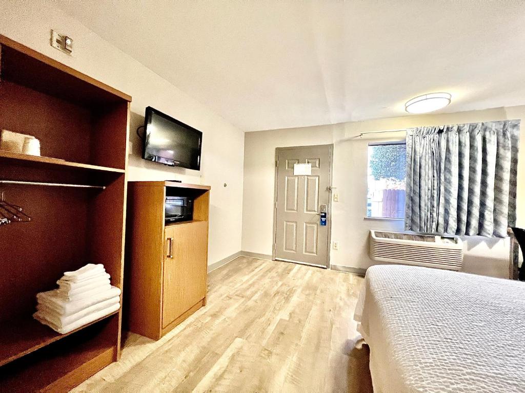 Days Inn & Suites by Wyndham Arlington Near Six Flags - 1 Tweepersoonsbed, Mobiliteit/ Gehoor Toegankelijke Kamer, Bad W/ Grijp Bars, Niet-roken