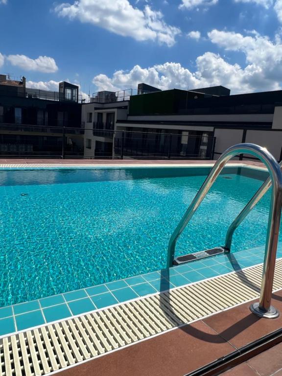 Bazén v ubytovaní K40 Romantic Deluxe Studio In the City Center alebo v jeho blízkosti