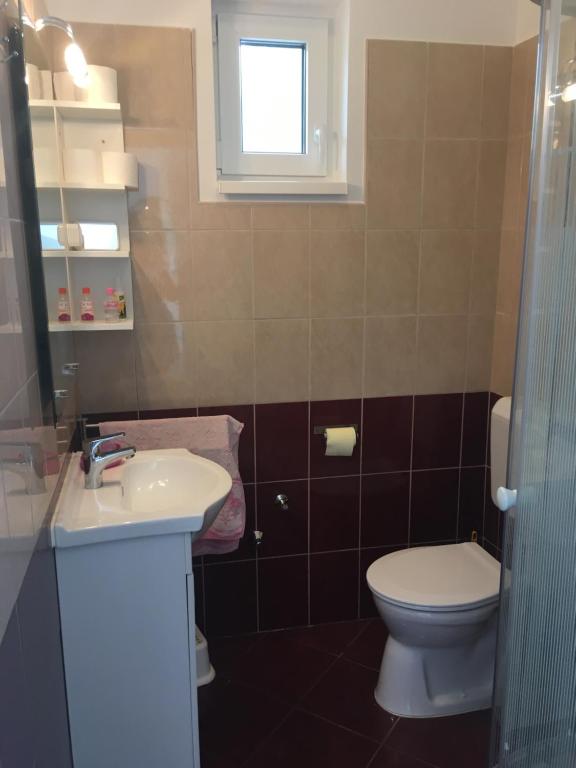 Kúpeľňa v ubytovaní SZINYEI APARTMAN