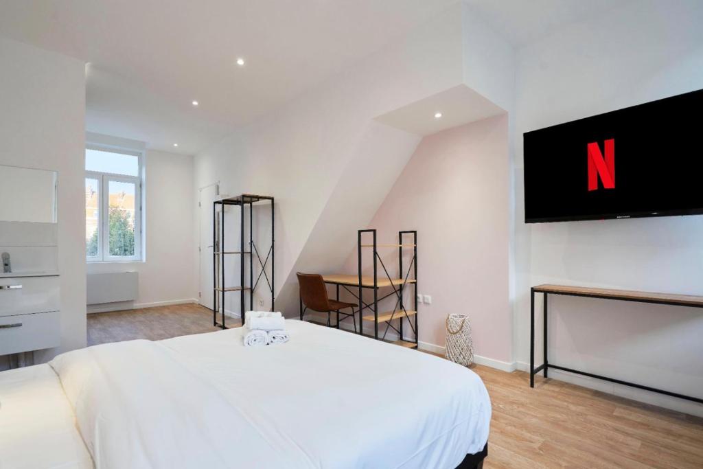Fotografia z galérie ubytovania NG SuiteHome - Lille I Roubaix Gare I Lorraine - Maison 2 chambres - Balnéo - Netflix - Wifi - Jardin v destinácii Roubaix