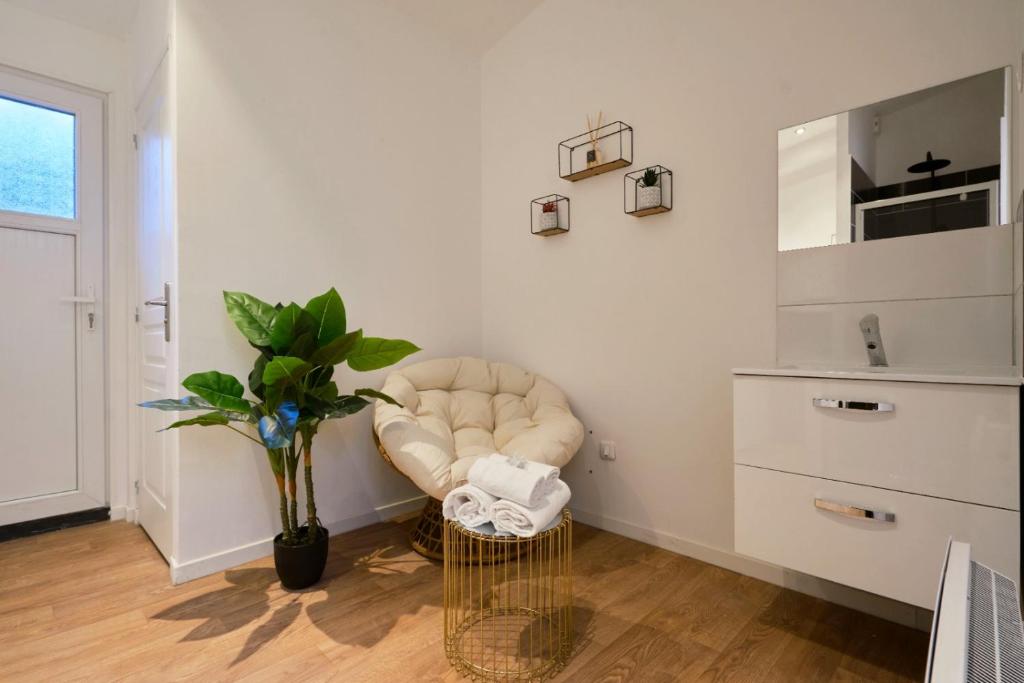 Fotografia z galérie ubytovania NG SuiteHome - Lille I Roubaix Gare I Lorraine - Maison 2 chambres - Balnéo - Netflix - Wifi - Jardin v destinácii Roubaix