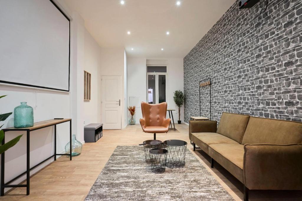 Fotografia z galérie ubytovania NG SuiteHome - Lille I Roubaix Gare I Lorraine - Maison 2 chambres - Balnéo - Netflix - Wifi - Jardin v destinácii Roubaix