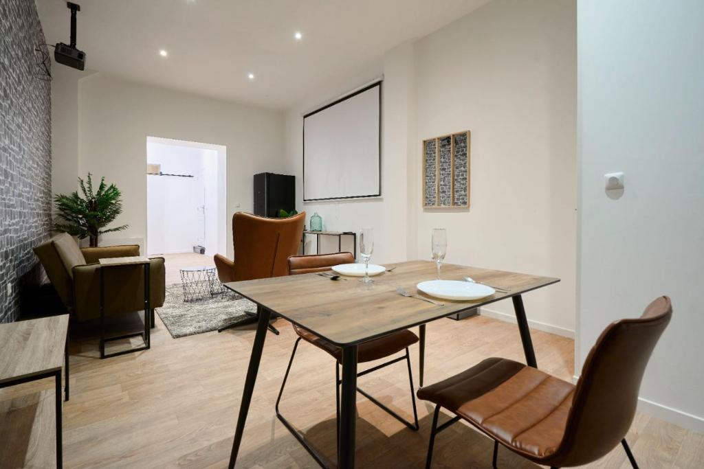 Fotografia z galérie ubytovania NG SuiteHome - Lille I Roubaix Gare I Lorraine - Maison 2 chambres - Balnéo - Netflix - Wifi - Jardin v destinácii Roubaix