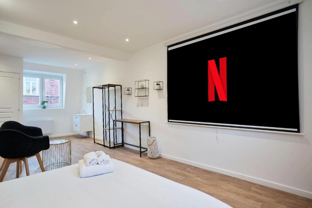 Fotografia z galérie ubytovania NG SuiteHome - Lille I Roubaix Gare I Lorraine - Maison 2 chambres - Balnéo - Netflix - Wifi - Jardin v destinácii Roubaix