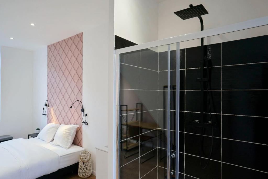 Fotografia z galérie ubytovania NG SuiteHome - Lille I Roubaix Gare I Lorraine - Maison 2 chambres - Balnéo - Netflix - Wifi - Jardin v destinácii Roubaix