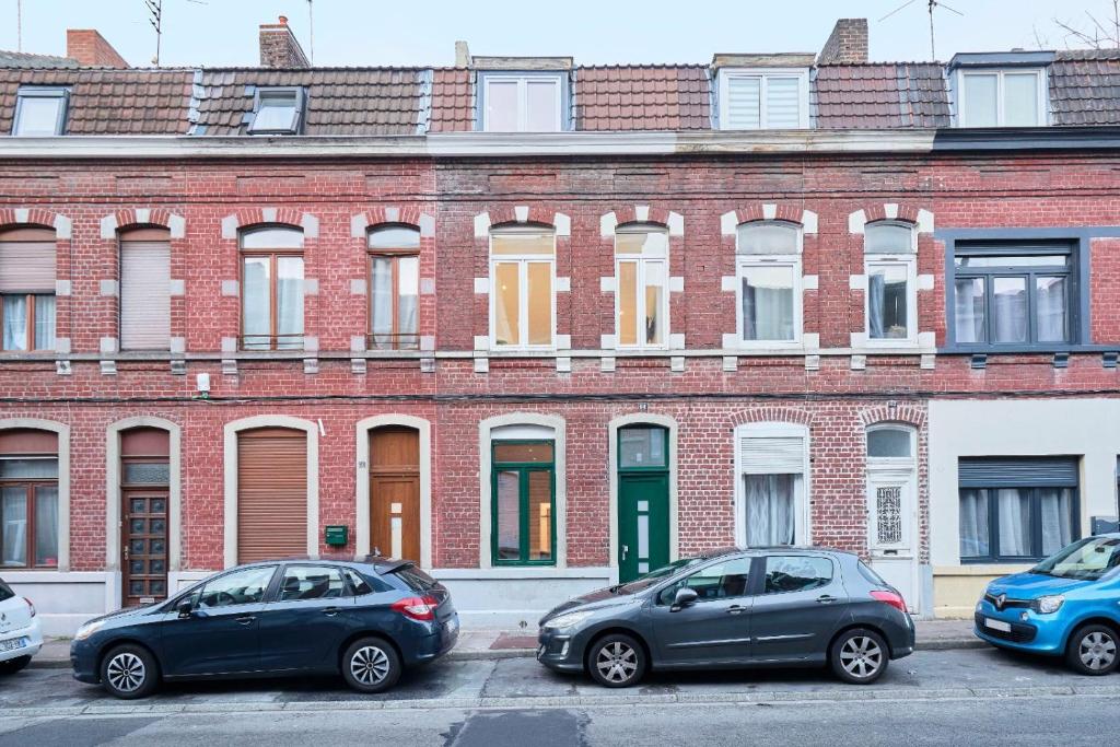 Fotografia z galérie ubytovania NG SuiteHome - Lille I Roubaix Gare I Lorraine - Maison 2 chambres - Balnéo - Netflix - Wifi - Jardin v destinácii Roubaix
