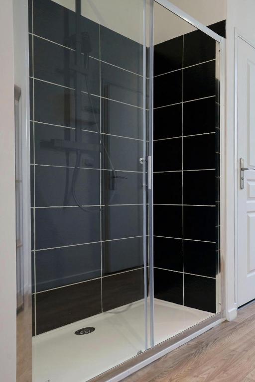 Fotografia z galérie ubytovania NG SuiteHome - Lille I Roubaix Gare I Lorraine - Maison 2 chambres - Balnéo - Netflix - Wifi - Jardin v destinácii Roubaix