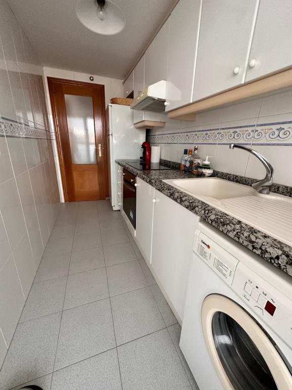 Kuchyň nebo kuchyňský kout v ubytování Precioso apartamento con piscina