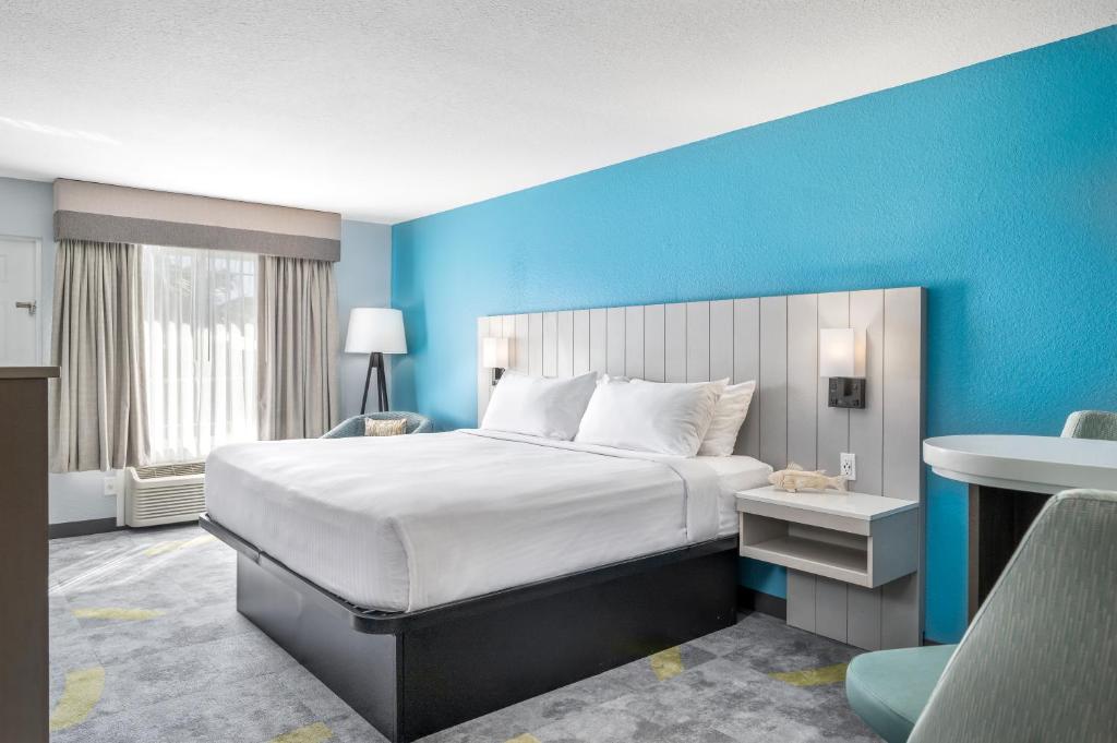 Capt Hirams Resort - Superior King Room