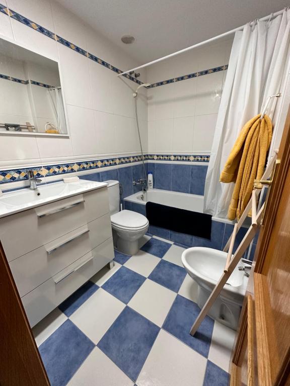 Koupelna v ubytování Precioso apartamento con piscina