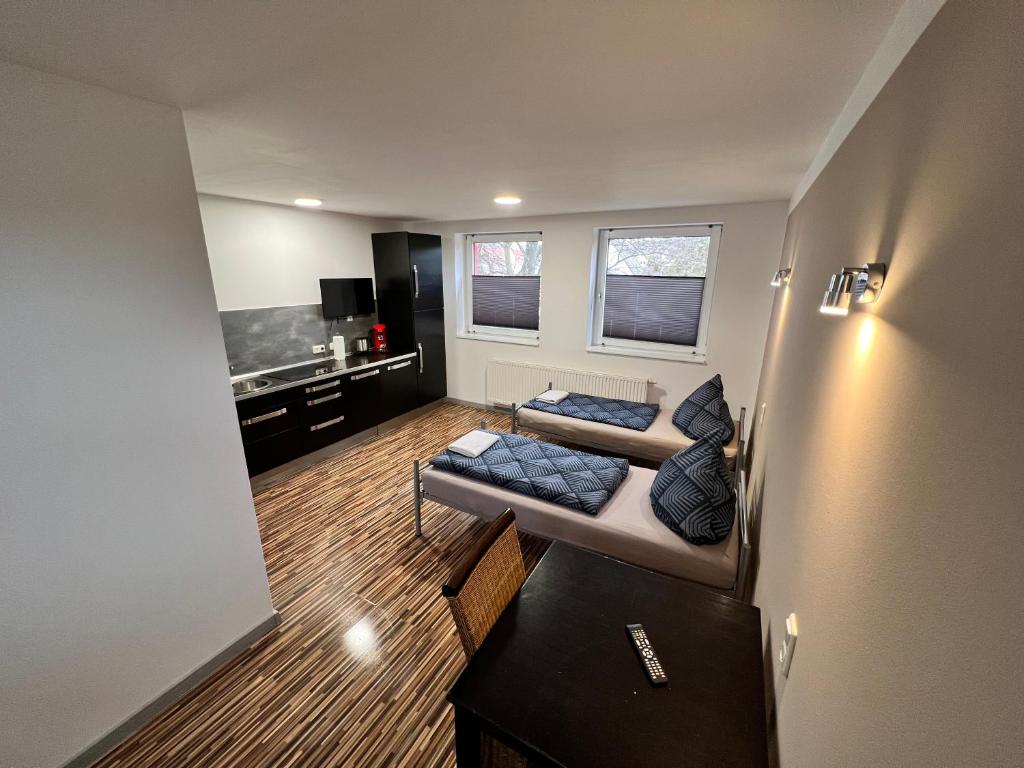 ein Wohnzimmer mit einem Sofa und einem Tisch in der Unterkunft Appartments Casa del Sol in Braunschweig
