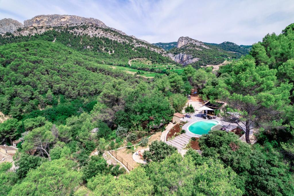  Elle offre une vue aérienne sur une maison située dans les montagnes et dotée d'une piscine. dans l'établissement Dentelles Confidentielles, à Lafare