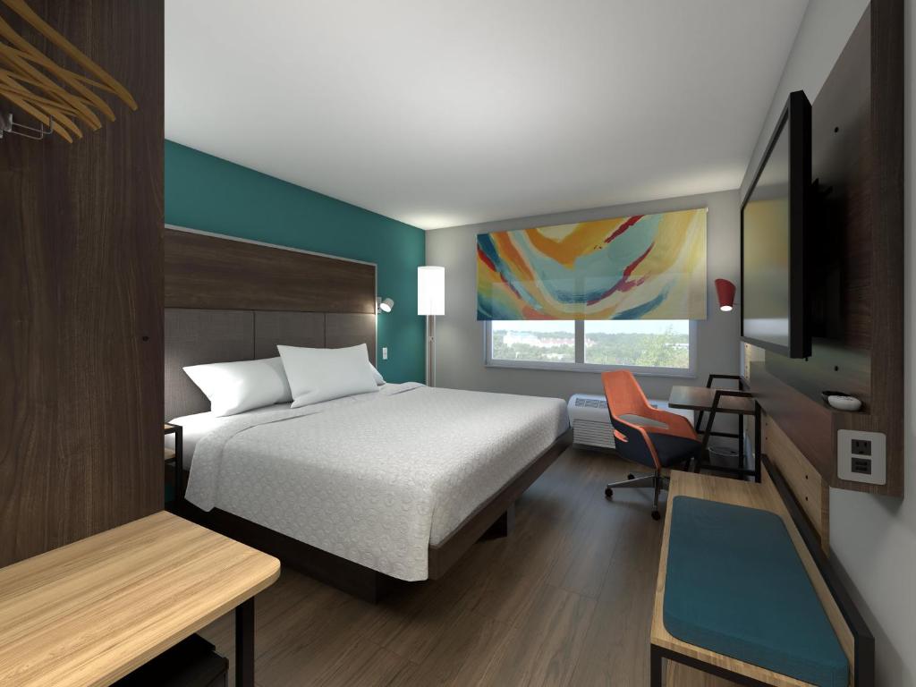 - une chambre avec un lit, un bureau et une chaise dans l'établissement Tru By Hilton Wisconsin Dells, à Wisconsin Dells