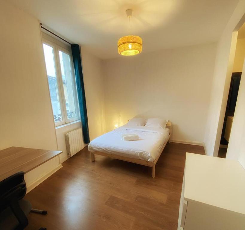- une petite chambre avec un lit et une fenêtre dans l'établissement LE PERCHOIR-POITIERS-LaConciergerie, à Poitiers