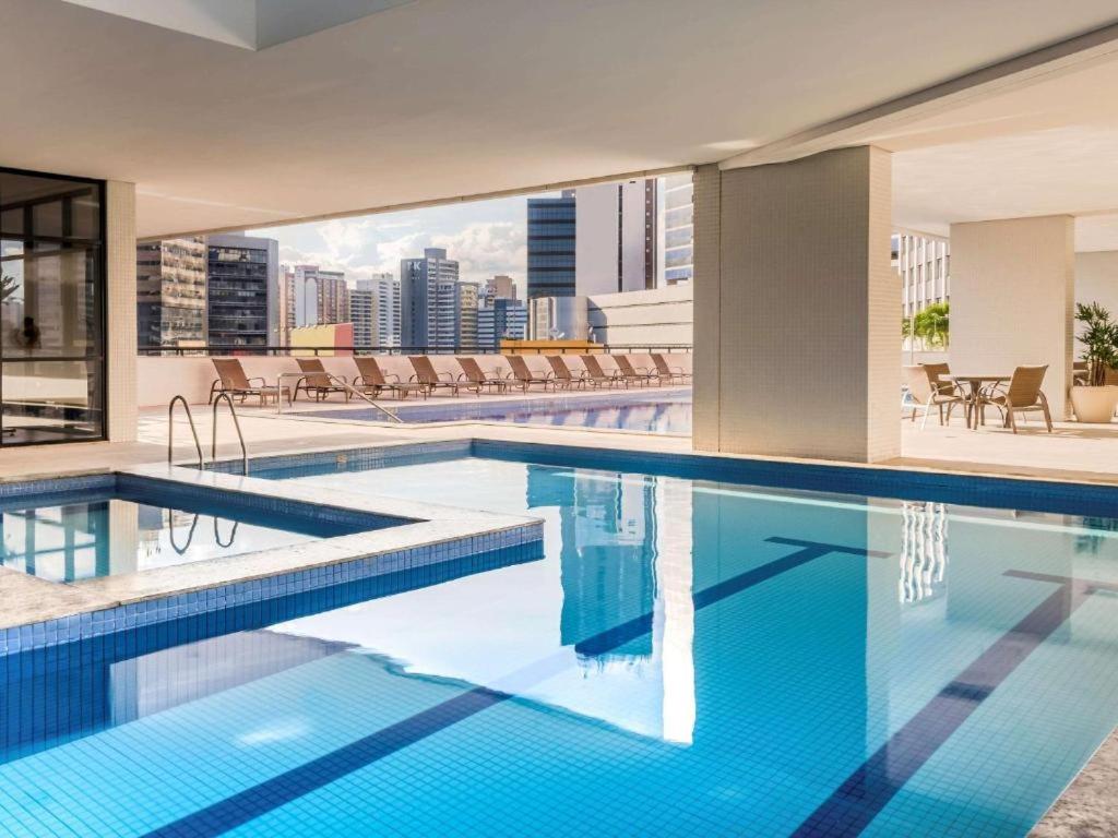 una piscina con vistas a la ciudad en Flat in Salvador, en Salvador