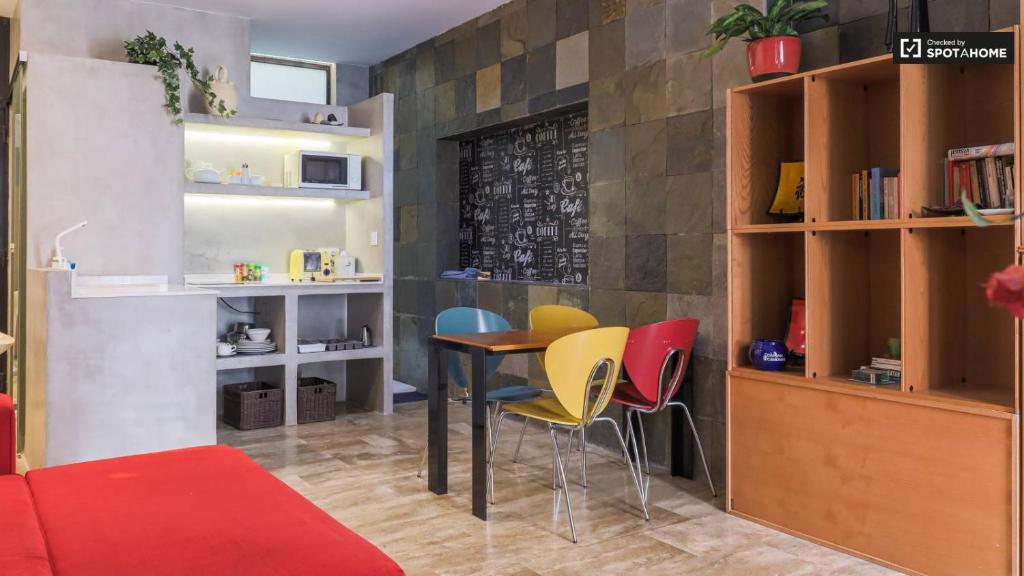 Kuchyňa alebo kuchynka v ubytovaní Pequeño Loft en Ruzafa wifi