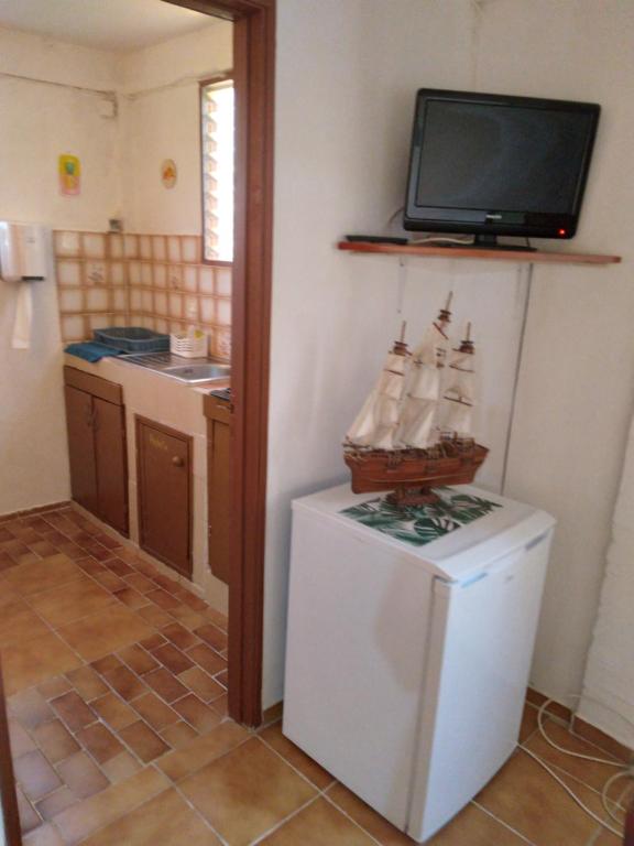 Kuchyň nebo kuchyňský kout v ubytování AU JARDIN FLEURI