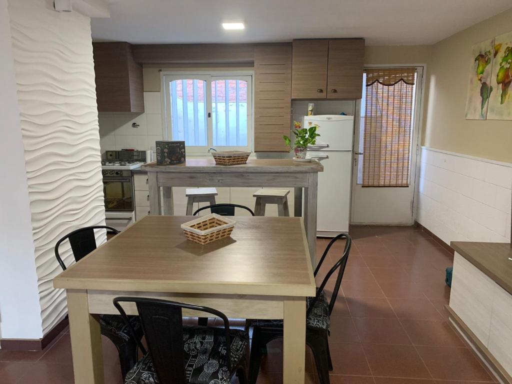 Una cocina con una mesa y sillas en una habitación. en Apartamento amoblado excelente ubicación, en San Rafael