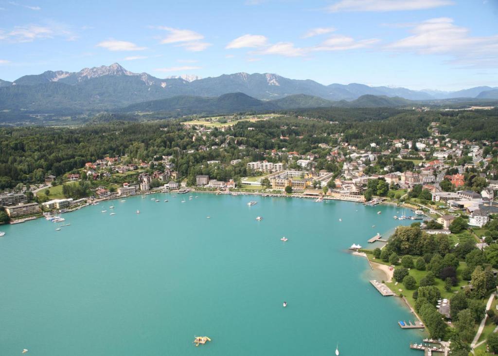 an aerial view of a lake in a city at Apartment inklusive Parkplatz in Velden am Wörthersee