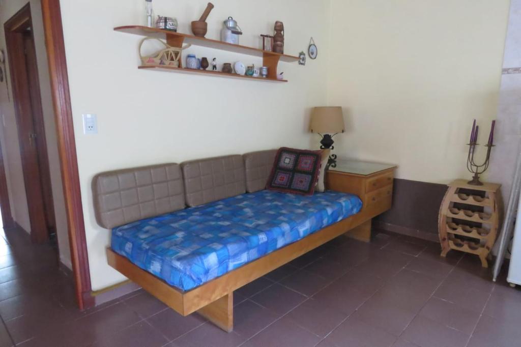 un sofá en una habitación con una mesa y estanterías en Vistas del Peñón en Mar del Plata