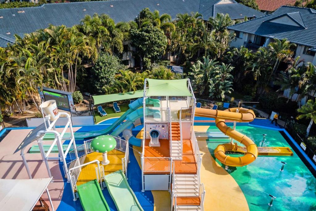 una vista aérea de una piscina con un parque acuático en Family Suite in a Unique Resort - next to splash zone for kids and restaurant en Gold Coast