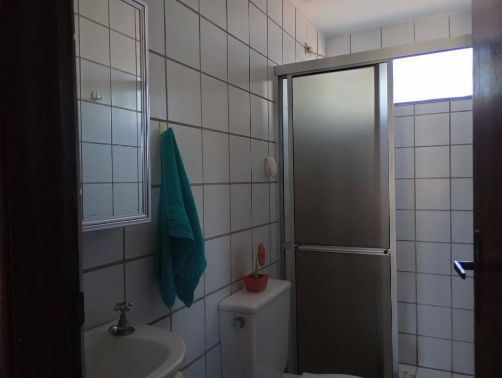 y baño con aseo, lavabo y ducha. en Casa Aconchegante na Serra de Gravatá, en Gravatá
