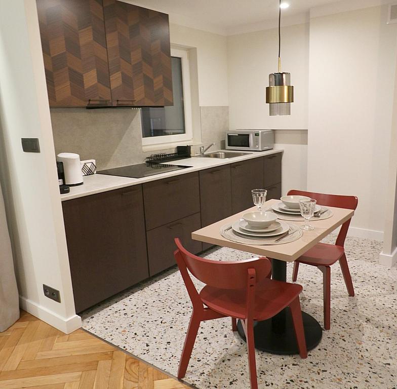 Kuchyňa alebo kuchynka v ubytovaní Falcon Apartment Center 1 Warszawa Centralna