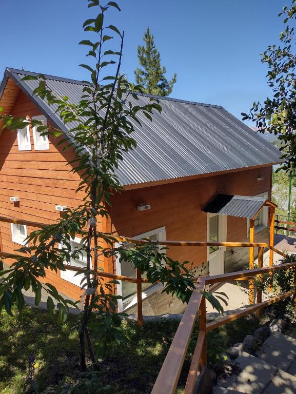 皮維尼亞別墅的住宿－Cabaña La Encontrada，小木屋,带金属屋顶