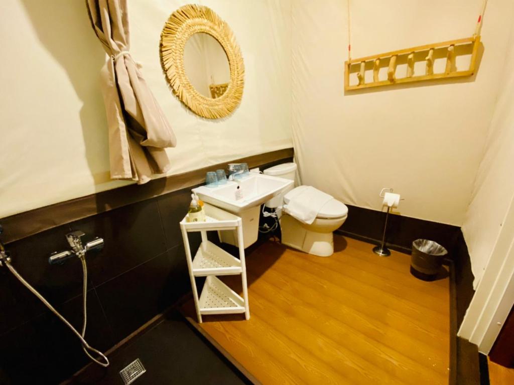 a bathroom with a white toilet and a sink at 見晴花園山莊Sunshine Villa in Ren&#39;ai