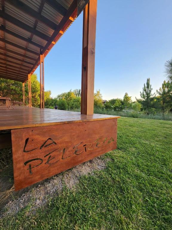 a wooden sign that saysza picnic on the grass at La Pelereca in Las Gaviotas