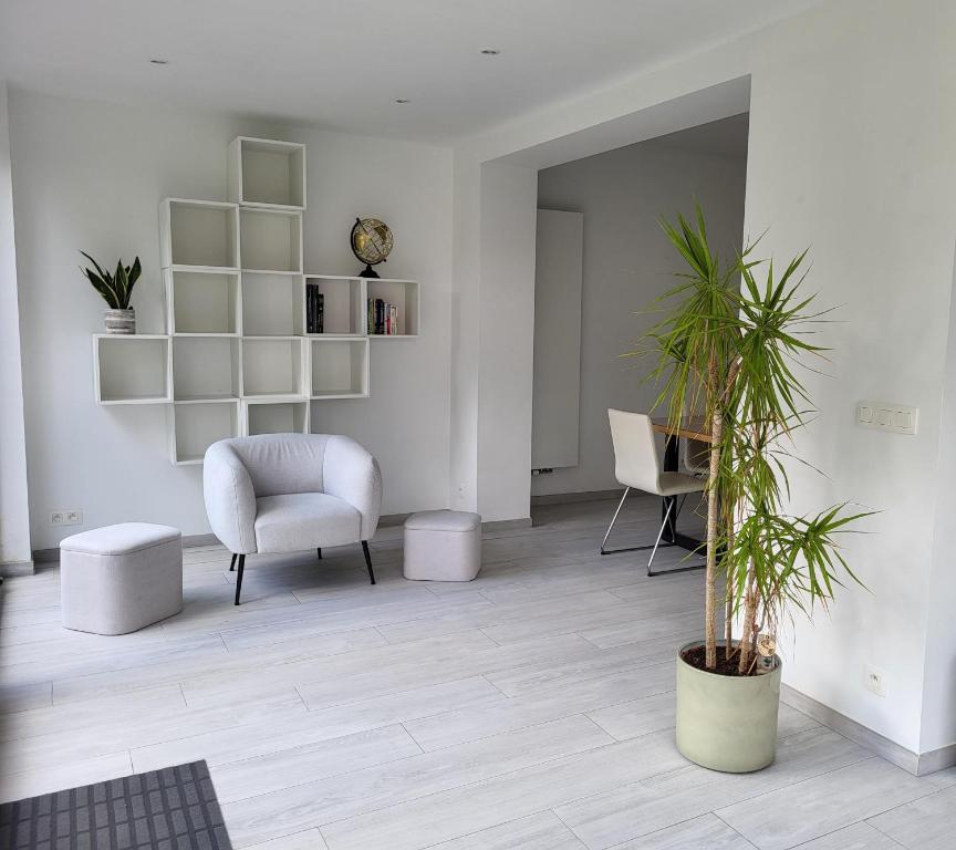 uma sala de estar com uma cadeira e uma cadeira em Villa Bed & Garden em Bruxelas