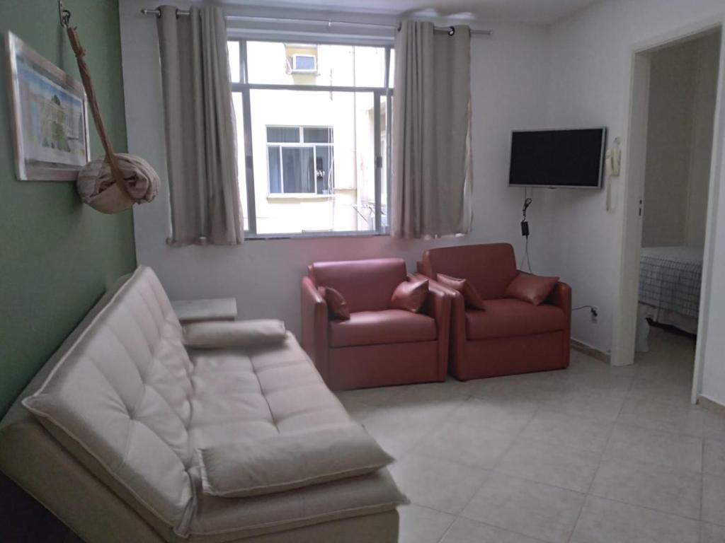ein Wohnzimmer mit 2 Stühlen und einem Sofa in der Unterkunft CopApê in Rio de Janeiro
